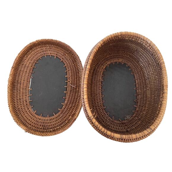 Indonesian Lombok woven reed grass basket trinket box with carved frog lid. - Picture 5 of 9